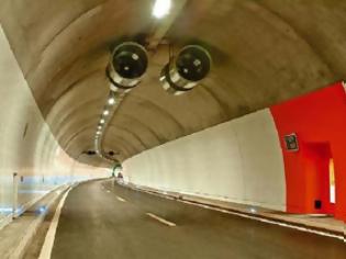 Φωτογραφία για Το ασυνήθιστο όχημα που καθαρίζει τούνελ στην Ελβετία
