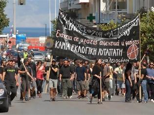 Φωτογραφία για Πάτρα-Τώρα: Ομάδα αντιεξουσιαστών έξω από το Αστυνομικό Μέγαρο