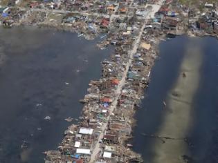 Φωτογραφία για Ο τυφώνας Haiyan: Όπου φτωχός κι η μοίρα του