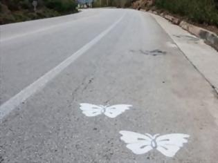 Φωτογραφία για Συγκλονιστικές εικόνες! Ζωγράφισαν πεταλούδες στα σημεία που έχουν γίνει θανατηφόρα τροχαία