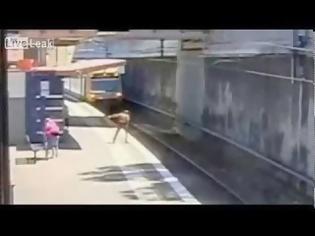 Φωτογραφία για Ηλικιωμένος πέφτει κατά λάθος στις ράγες την ώρα που έρχεται το τρένο [video]