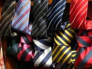 Φωτογραφία για Στο υπουργείο Εξωτερικών θα ξοδέψουν 147.600 ευρώ για... γραβάτες και φουλάρια