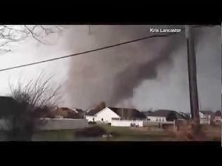 Φωτογραφία για Ανεμοστρόβιλος καταστρέφει το σπίτι του μπροστά στα μάτια του [video]