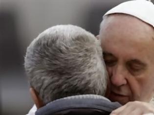 Φωτογραφία για Ο πάπας Φραγκίσκος αγκάλιασε έναν άνδρα χωρίς πρόσωπο (Προσοχή σκληρές εικόνες)