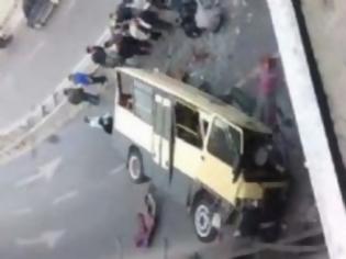 Φωτογραφία για Λεωφορείο έπεσε από γέφυρα στην Κωνσταντινούπολη! (VIDEO) ΠΡΟΣΟΧΗ! ΑΚΟΛΟΥΘΟΥΝ ΣΚΛΗΡΕΣ ΕΙΚΟΝΕΣ