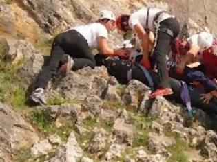 Φωτογραφία για Αχαΐα: Η Ελληνική Ομάδα Διάσωσης έσωσε άτομα που είχαν πέσει από πλαγιά ύψους 60 μέτρων... - Δείτε το video