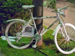 Φωτογραφία για Ένα «ποδήλατο-φάντασμα» στην μνήμη του Γιώργου Ζήση, που εγκατέλειψε ασυνείδητος οδηγός!