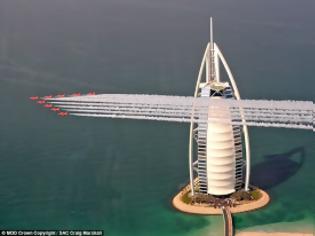 Φωτογραφία για Οι Red Arrows ζωγραφίζουν τον ουρανό του Ντουμπάι - Εντυπωσιακές εικόνες και βίντεο