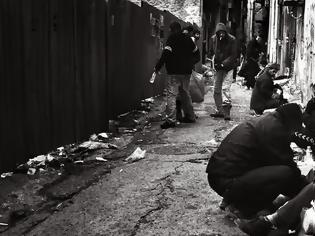 Φωτογραφία για Φτώχεια, ναρκωτικά και πορνεία: Συγκλονιστικό φωτορεπορτάζ του Vice στην Αθήνα της κρίσης