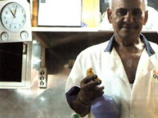 Φωτογραφία για Ο Μαύρος: Η πιο «καλτ» καντίνα της Θεσσαλονίκης που ραντίζει τα σάντουιτς με ...Azax και γίνονται ανάρπαστα