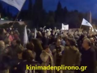 Φωτογραφία για Το καραβάνι αλληλεγγύης της Χαλκιδικής έξω από τη Βουλή. Μαζί του το Κίνημα Δεν Πληρώνω και άλλοι αλληλέγγυοι [Video]