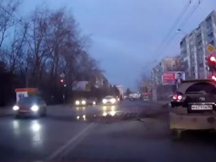 Φωτογραφία για Έσκασε δρόμος στη Ρωσία - Παραλίγο να καταπιεί αυτοκίνητα! [video]