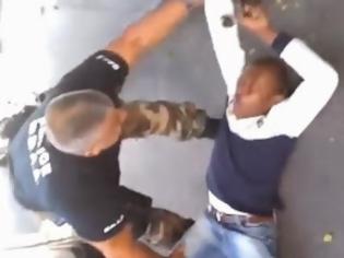 Φωτογραφία για Δείτε το σοκαριστικό βίντεο από τον ξυλοδαρμό Αφρικανού από αστυνομικούς της…