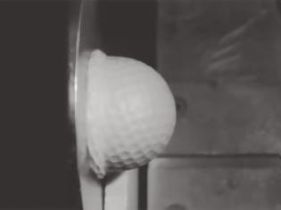 Φωτογραφία για Μπαλάκι του γκολφ προσκρούει σε ατσάλινη επιφάνεια με 240 χλμ/ώρα [Video]