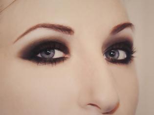 Φωτογραφία για Εκπληκτικό και γρήγορο smokey eye μόνο με ένα μαύρο μολύβι