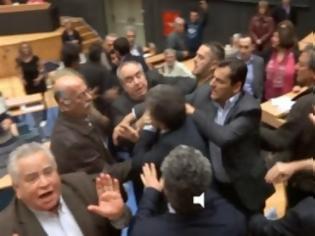 Φωτογραφία για Κλωτσιές και μπουνιές χθες μεταξύ βουλευτών του ΣΥΡΙΖΑ με τον Γιάννη Σγουρό [videos]