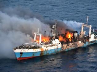 Φωτογραφία για Καίγεται πλοίο στα ναυπηγία της Χαλκίδας - Σε εξέλιξη επιχείρηση για τη ρυμούλκηση του φλεγόμενου πλοίου