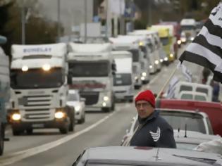 Φωτογραφία για Χιλιάδες φορτηγά έκλεισαν τους δρόμους στη Γαλλία