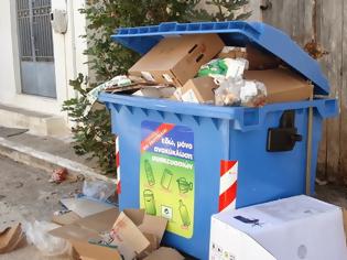 Φωτογραφία για Δραματικές ώρες για Πατρινό έμπορο - Έβαλε λουκέτο και μαζεύει χαρτοκιβώτια από σκουπίδια