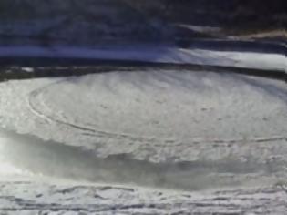 Φωτογραφία για Δείτε το νέο αξιοθέατο των ΗΠΑ: Περιστρεφόμενος δίσκος από πάγο σε ποτάμι [video]