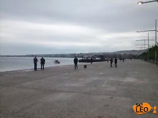 Φωτογραφία για Οι Θεσσαλονικείς αγνοούν το κρύο και βγαίνουν από νωρίς για το ποδαρικό στη νέα παραλία