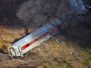 Φωτογραφία για Εκτροχιασμός τρένου στη Νέα Υόρκη με νεκρούς και τραυματίες [Photos - Video]
