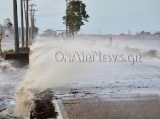 Φωτογραφία για Ισχυροί άνεμοι “χτυπούν” το Μεσολόγγι -’Χάθηκε” ο δρόμος για την Τουρλίδα από τα κύματα