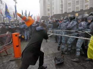 Φωτογραφία για Συμπλοκές σε μεγάλη διαδήλωση κατά της ουκρανικής κυβέρνησης