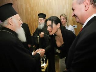 Φωτογραφία για Η Όλγα Κεφαλογιάννη ξαναχτυπά: Προσκυνά τον Οικουμενικό Πατριάρχη φορώντας το γνωστό δαντελένιο αποκαλυπτικό μπούστο