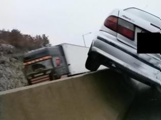 Φωτογραφία για Aπίστευτο τροχαίο στην Εγνατία: ΙΧ κρεμάστηκε στο στηθαίο του δρόμου