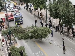 Φωτογραφία για ΚΛΕΙΣΤΗ Η ΣΤΑΔΙΟΥ ΑΠΟ ΠΤΩΣΗ ΔΕΝΔΡΟΥ (VIDEO)