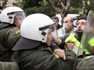 Φωτογραφία για Ανδρας των ΜΑΤ ψέκασε με χημικά τους σχολικούς φύλακες από μόνος του -«Τι κάνεις ρε μ.....», του φώναξε ο επικεφαλή