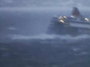 Φωτογραφία για Απίστευτο βίντεο - Το Βlue Star Ithaki «Χάθηκε» μέσα στα κύματα
