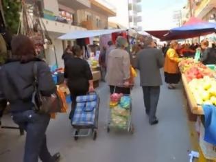 Φωτογραφία για Άφησαν ολόγυμνη την κλέφτρα σε λαϊκή της Πάτρας!!!