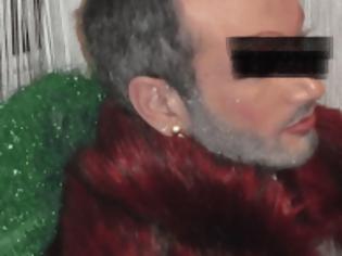 Φωτογραφία για Στο σκαμνί ο αρχιμανδρίτης που πόζαρε γυμνός με γούνα, στρας και μάσκαρα