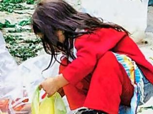 Φωτογραφία για Πάτρα: Μαθήτρια τρώει από τα σκουπίδια!