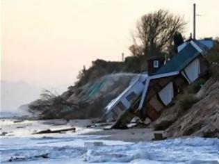 Φωτογραφία για Σφοδρή κακοκαιρία σαρώνει τη Βρετανία - Η θάλασσα παρέσυρε... σπίτια!