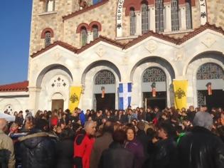 Φωτογραφία για Λαοθάλασσα στην κηδεία της 13χρονης Σάρας - Την αποχαιρέτησαν με χειροκροτήματα