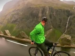Φωτογραφία για Είναι τρελός ο Νορβηγός! Κάνει ποδήλατο ανάποδα σε απόκρημνο δρόμο! [Video]