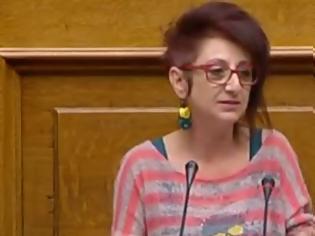 Φωτογραφία για Βουλευτής του ΣΥΡΙΖΑ πήγε στη Βουλή να μιλήσει για τον προϋπολογισμό με αμφίεση για πάρτι - Το ξυρισμένο μαλλί και η μπλούζα με τη νεκροκεφαλή