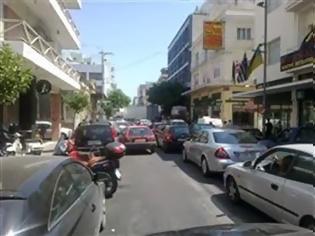 Φωτογραφία για Πάτρα: Πονοκέφαλος τα διπλοπαρκαρισμένα στην Αγίου Ανδρέου - Παράνομα ακόμα και φορτηγά!
