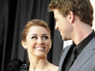 Φωτογραφία για O Liam Hemsworth παρακαλά τη Miley Cyrus να γυρίσει!