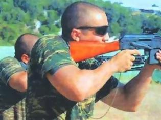 Φωτογραφία για Ο Κασιδιάρης σε ρόλο «Ράμπο» φωτογραφίζεται με όπλο - Η απάντηση της ΧΑ είναι ότι είχε 1.000 like σε μια μέρα