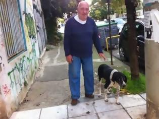 Φωτογραφία για Πάτρα: Ο πιστός τυφλός σκύλος που ακολουθεί εδώ και χρόνια τον Σταύρο Καϊάφα παντού!
