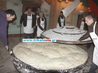 Φωτογραφία για Αρτοποιοί παρασκεύασαν και έψησαν τεράστια φρατζόλα ψωμί 240 κιλών σε γάστρα! [video]