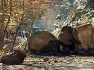 Φωτογραφία για Τεράστιος βράχος έκλεισε το δρόμο για Προυσσό (φωτογραφίες και βίντεο)