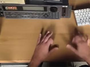 Φωτογραφία για Ντράμερ με τα δάχτυλα [Video]