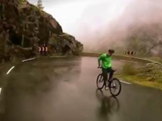Φωτογραφία για Αδιανόητο κι όμως αληθινό: Κάνει ποδήλατο ανάποδα… στο χείλος του γκρεμού! [video]