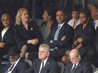 Φωτογραφία για Θεά η Μισέλ: Σήκωσε τον Ομπάμα από τη θέση του για να σταματήσει να φλερτάρει την ξανθιά - Αυτός μούτρωσε