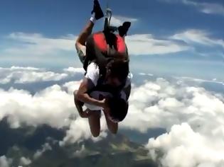 Φωτογραφία για Ο εκπαιδευτής κοπανάει τον φοβιτσιάρη μαθητή...στον αέρα (video)